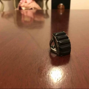  - Metall och plast stenar ring. Mycket rock and roll i den.  Från Hm tror jag. 