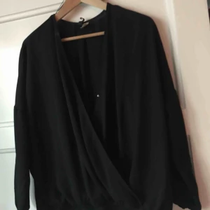  - Omlottblus i fallande material. Använd men i bra skick. Frakt 25kr