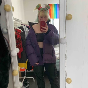  - Säljer denna snygga, revirseble lila & svarta vinterjacka från SWEET SKTBS. Hör av dig om du är intresserad !!🥰