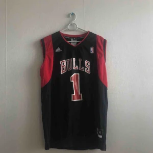  - Bulls linne. Jätte bekvämt!  Kommer från adidas