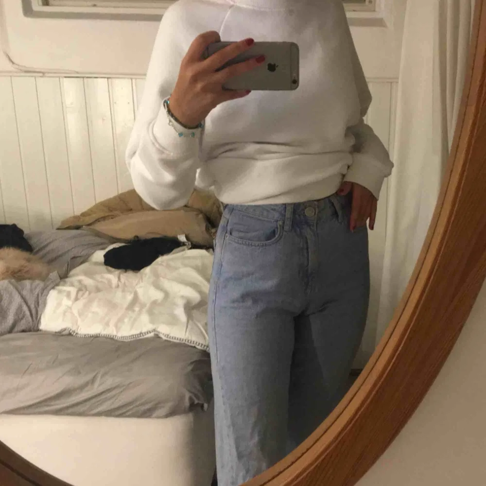 Mom jeans från Gina tricot . Jeans & Byxor.