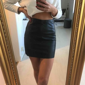  - Svart Kjol i skinn från Cubus, storlek 36.  Köparen står för frakten