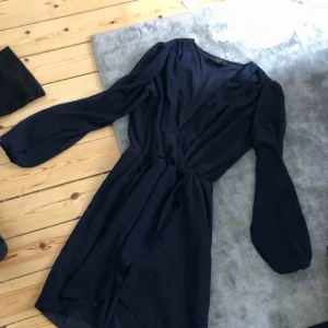  - Fin klänning från Nelly knappt använd.   Kolla gärna mina andra annonser, garderobsrensning! Köparen står för frakten.  