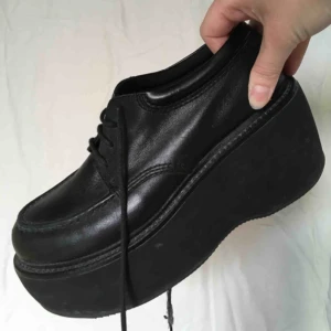  - Kostym-platådojor från vagabond. Väl använda och därmed slitna, men dom har definitivt många år kvar och förtjänar ett nytt hem! Möts upp i Stockholm. 