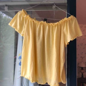  - Gul top från primark med stretch-neckline i storlek 42, knappt använd  Kan mötas upp i Lund annars tillkommer frakt🌻