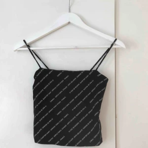  - Ett Gina linne som nu är för taight för mig därför säljer jag det! Köpte det för 99kr  Köparen står för frakten! Hör av er till mig om ni är intresserade!:)💗