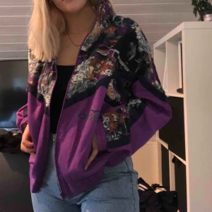  - Tunn jacka som är väldigt snyggt retro☺️
