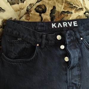  - Sköna mom-jeans som tappat lite färgen. Mina ride or die byxor under gymnasiet. Men har dessvärre fått för stora höften. Kan tydligen hända. Så säljer nu🤙🏼  Psst. Vill du köpa mina andra jeans får du båda för 75 kr🥂