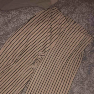  - Raka vida byxor från Gina tricot, NYSKICK! Frakt 42 kr. Storlek XS