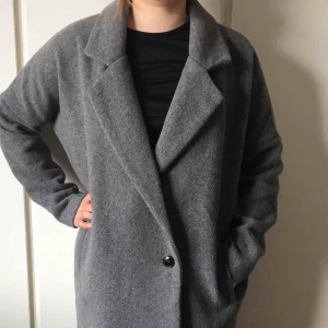  - En grå kappa från Lager 157. I nyskick!