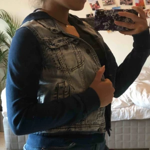  - Jeans jacka med inbyggd hoodie! Bra skicka 