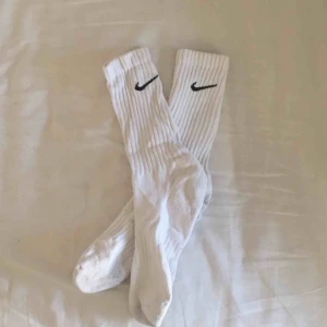  - Vita nike strumpor. Knappt använda men dock små noppiga. 