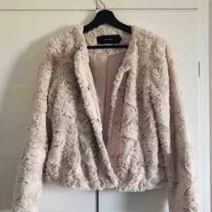  - Jacka från Veromoda storlek S. Helt ny/oanvänd. Köpare står för frakt