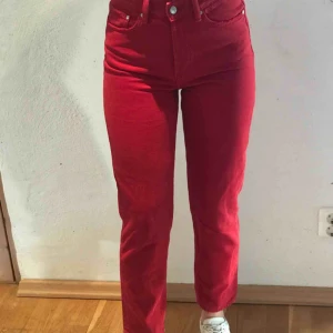  - Snygga röda mom jeans byxor i bra skick! Frakt inkluderad!