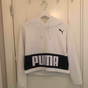 Vit hoodie från Puma, cropped i längden. Använd någon enstaka gång så i fint skick❣️