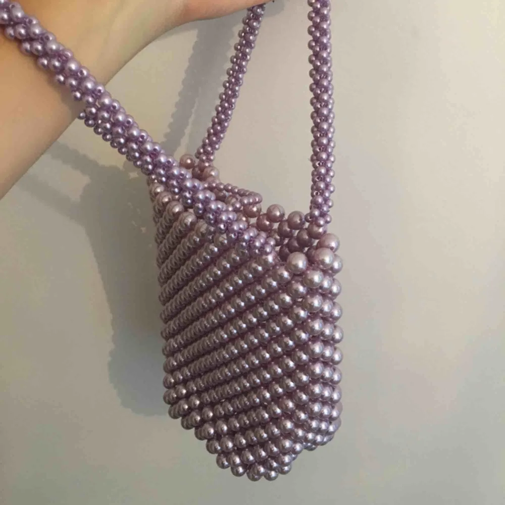 RÉSUMÉ CPH ”pearl bag” (lila) handgjord och i vackert skick! 📿 nypris 1500. Väskor.