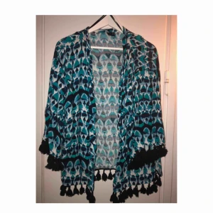 Kimono - Fina kimono med frans detaljer. Använd fåtal gånger som ny