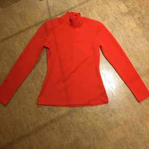 Röd topp - I Princip oanvänd. Köparen står för frakten, kan även mötas upp i Malmö.