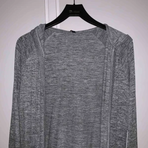  - Cardigan i mjukt och skönt material med luva. Frakt tillkommer<3