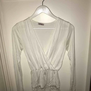  - Fin v-ringad topp med spets nertill 
