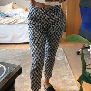  - Ett par jättefina byxor från Warehouse i storlek 36. De är sparsamt använda och har en gång i tiden varit mina favvisbyxor. Frakt ingår i priset❤️tydligare bild på byxorna i tredje bilden