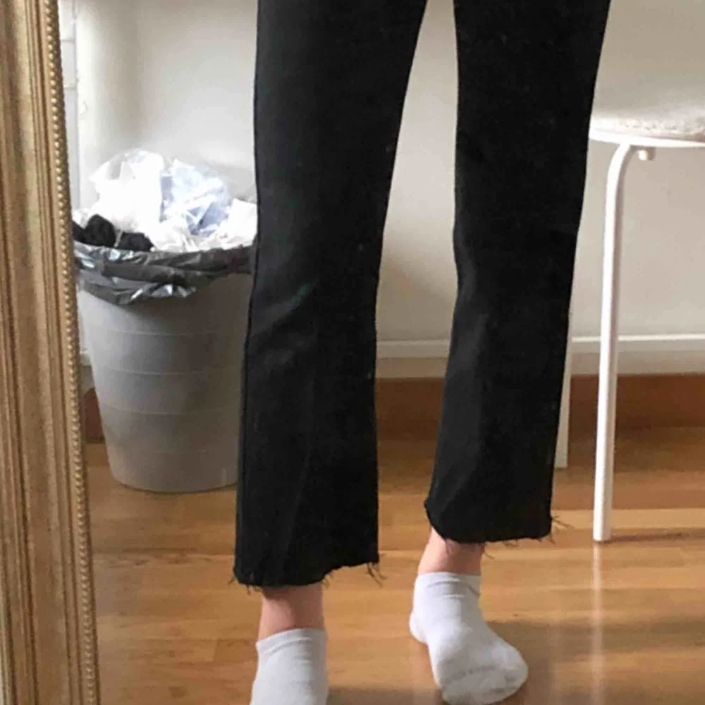 Skitsnygga, svarta, mid rise Lee-jeans. Köpta på beyond retro. Jag är 163 cm och på mig slutar de vid ankeln. Köparen står för frakt ☀️. Jeans & Byxor.