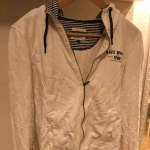  - Race marine kofta med luva, storlek 36 men passar en 38! Använd men inte sliten eller smutsig.  Kan frakta eller mötas i Göteborg. Köptes för 399:-  Mitt pris: 100kr