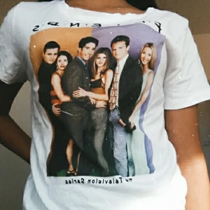  - Friends vit t-shirt med bra pris. Möter köparen i Växjö! :)