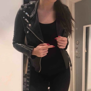  - Säljer en skinnjacka från jofama by Kenza i modell nr 9! Super fin med balla detaljer och är jätte snygg nu i höst! Passar förmodligen dom mellan 32-36. FRAKTEN ÄR INKLUDERAD ❗️