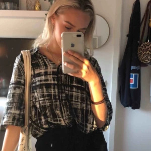  - Jätte skön skjorta, mjukt material, faller fint. På bilden är den instoppad så den är lite längre. kan användas till fest och vardag. Uppskattar jag så passar den troligen från XS-M beroende på hur man vill ha den. Fråga om fler bilder. :) fraktar - 30kr