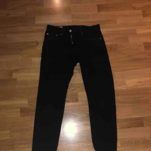 LEVIS HI-BALL JEANS - LEVIS HI-BALL JEANS (svart) Skick: 10/10 använda typ 1 gång Köparen står för frakt