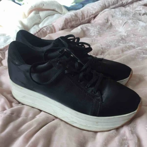  - I stort sett oanvända platåsneakers, svinsnygga och bekväma men inte riktigt min stil. Har lite svarta märken på hälen, annars perf! Möts upp i sthlm, annars står köpare för frakt! 🦜🦜