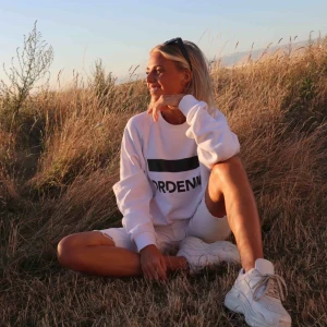  - Oversized sweatshirt från dr.denim endast använd på denna bild. Frakt tillkommer :) 