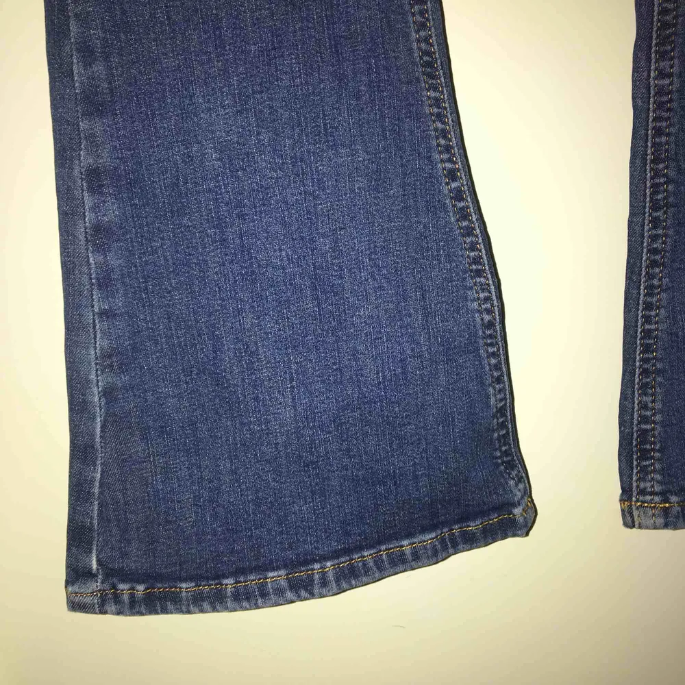 Jätte fina smått utsvängda jeans, som tyvärr har blivit för små.Bra skick ,förutom som ni ser på sista bilden så har själva lappen spruckit inte jeansen.. Jeans & Byxor.
