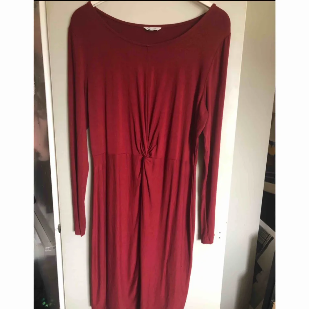 Vinröd klänning, använd 1 gång 😊 XL men passar även större L.. Klänningar.