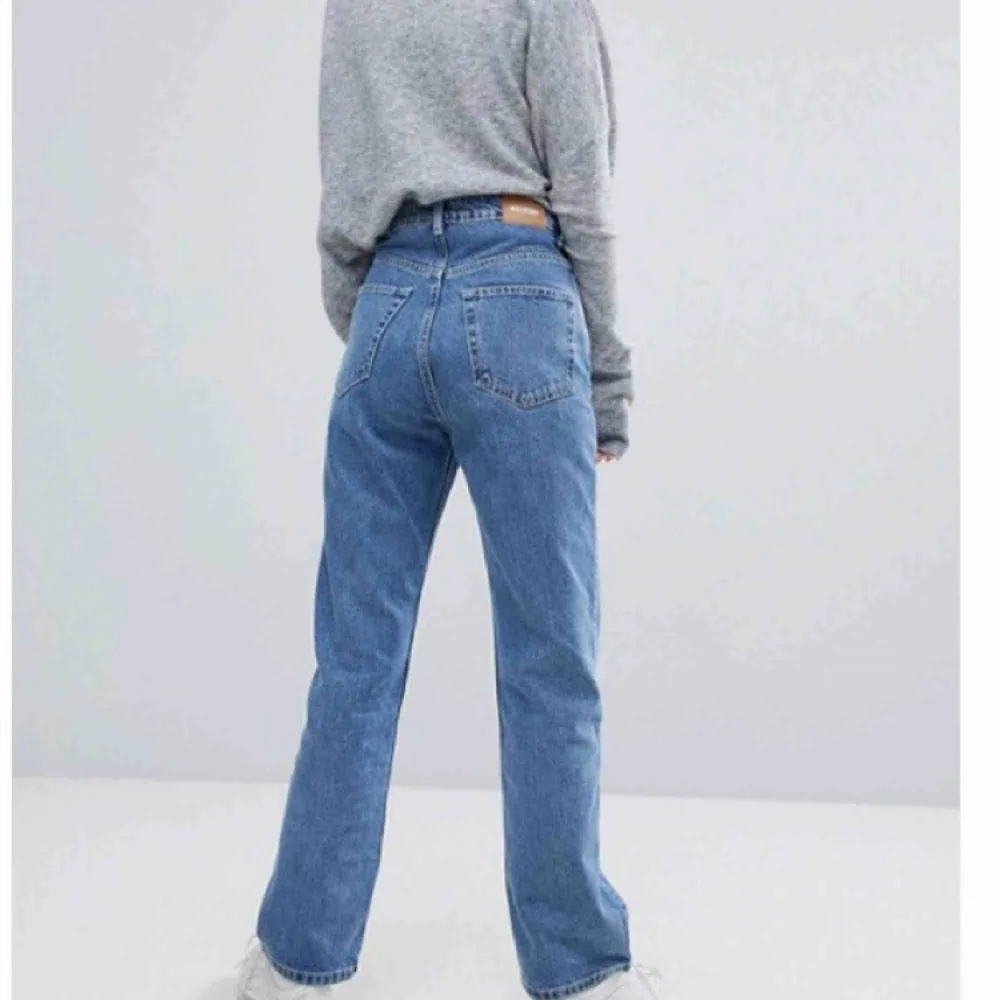 Weekday Row jeans! Storlek 26/Längd 30. Världens snyggaste jeans som tyvärr är fel storlek för mig. Hög midja med lösa raka ben. Bara använda några gånger  Nyskick!! 🌟 Säljer även ett par svarta!!!. Jeans & Byxor.