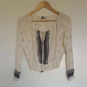  - Bohemisk topp h&m 🌈 Kan skicka fler bilder vid intresse! Håller på att rensa inför en flytt, kommer att lägga upp massa kläder för ett billigt pris. Kan samfrakta och det går även bra att hämta det på söder i Stockholm där man kan fynda mer hemma hos mig! 🌟