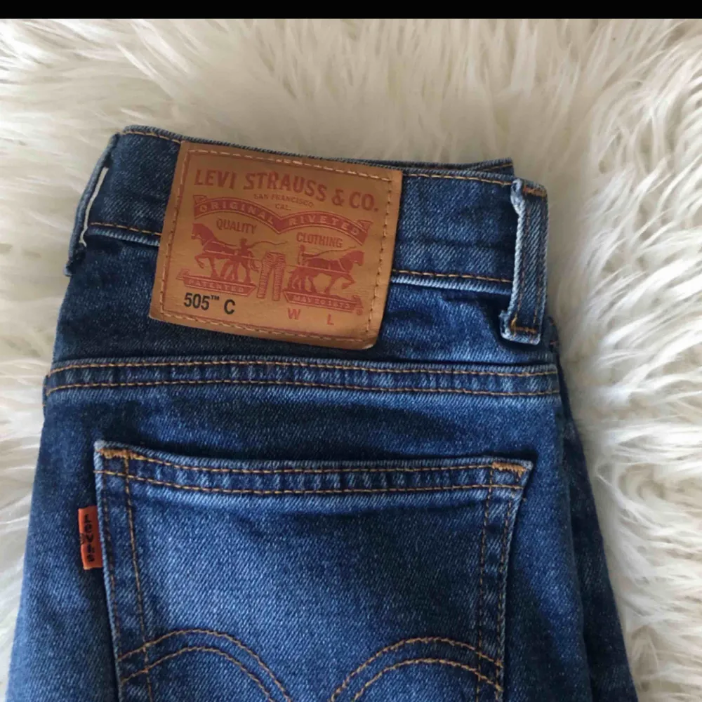 Snyggaste oanvända mom jeansen från Levis. Ordinare pris 1099kr.. Jeans & Byxor.