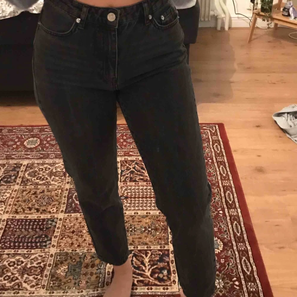 Svarta jeans från Gina tricot, köpta för ca 2 år sen men fortfarande i bra skick☺️ Jeansen har raka ben med ”mom” modell. . Jeans & Byxor.