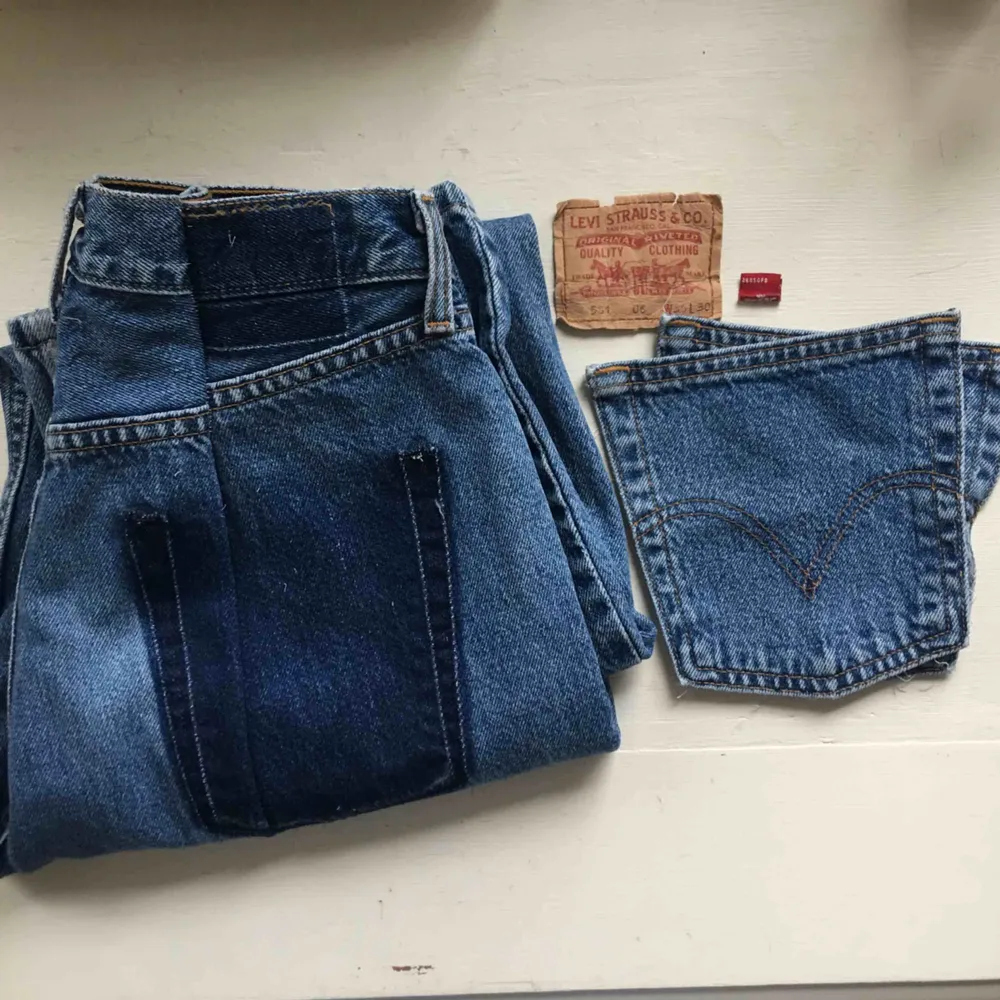 Supersnygga Levis jeans. W33 L30 MEN jag har sytt in dem med ca 10 cm i midjan! Har använt dem utan fickorna (se bild) men kan sy på dem för den som vill🌻 kan även sy in byxorna mer eller ta bort stygnen🌻. Jeans & Byxor.
