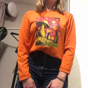  - Cool tröja köpt på second hand med tryck. Lite knottrig men inget man tänker så mycket på. Köparen står för frakten och betalning sker via Swish!❤️😊🌟⭐️🌟