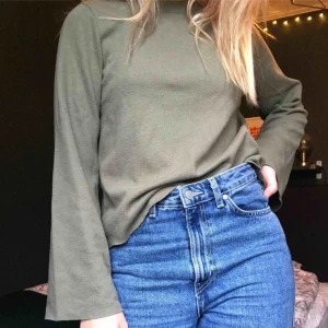  - Grön, snygg långärmad med vida armar. Varm och skön, perfekt till höst och vinter!! Köpare står för eventuell frakt