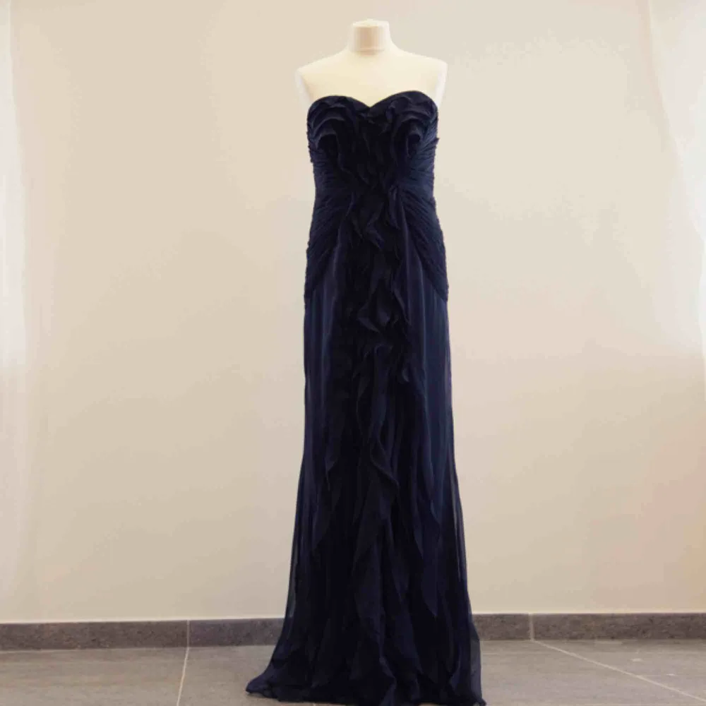 Ny mörkblå Adrianna Papell klänning. Med etiketterna kvar. Storlek US10. Passar L. Original pris 229$.. Klänningar.