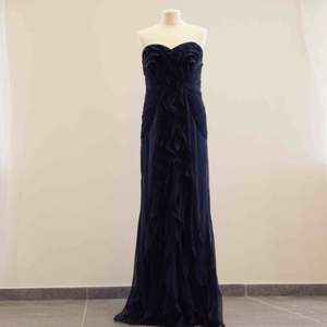 Ny mörkblå Adrianna Papell klänning. Med etiketterna kvar. Storlek US10. Passar L. Original pris 229$.