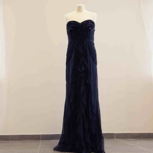 Ny klänning - Ny mörkblå Adrianna Papell klänning. Med etiketterna kvar. Storlek US10. Passar L. Original pris 229$.