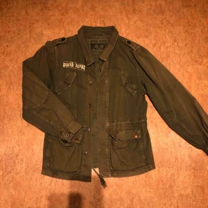  - Grön punk royal tygjacka i storlek S Kan mötas upp i Malmö men även frakta. Köparen står för frakten :) 