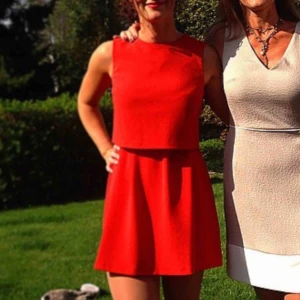  - Orangeröd klänning från oasis. Jättefint skick! 😻 Köparen står för ev fraktkostnad ✨✨