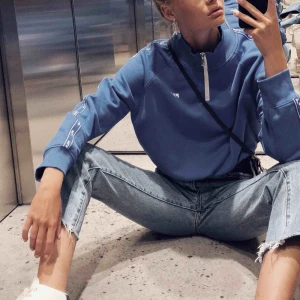  - Kroppad sport hoodie från Weekday x fila