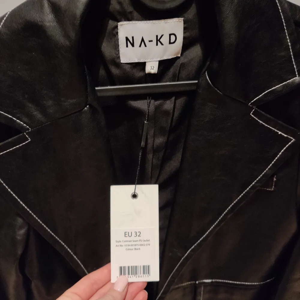 Oanvänd skinnkavaj från NAKD, oversize i storleken mer som en S. Kostymer.