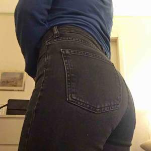 Ett par svarta/gråa jeans från Gina Tricot. Ursnygga men tyvärr för små för mig. 🥰 Jag är 1.61 cm